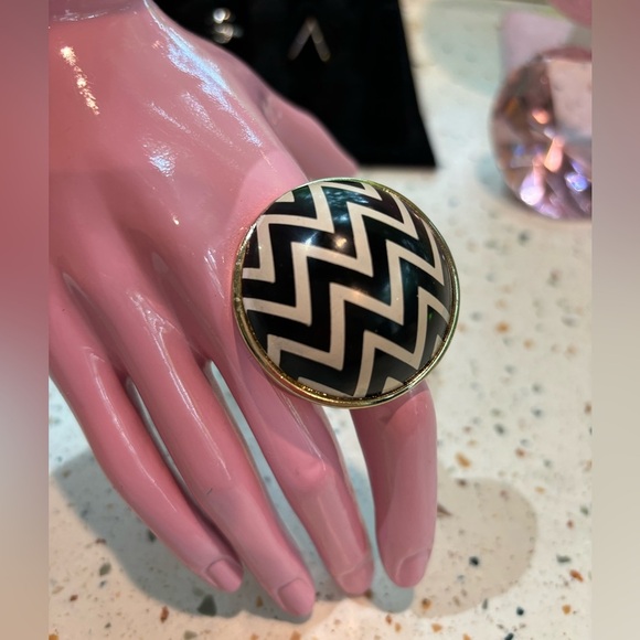 Round Circle Chevron Pattern‎ Statement Ring - Picture 1 of 7